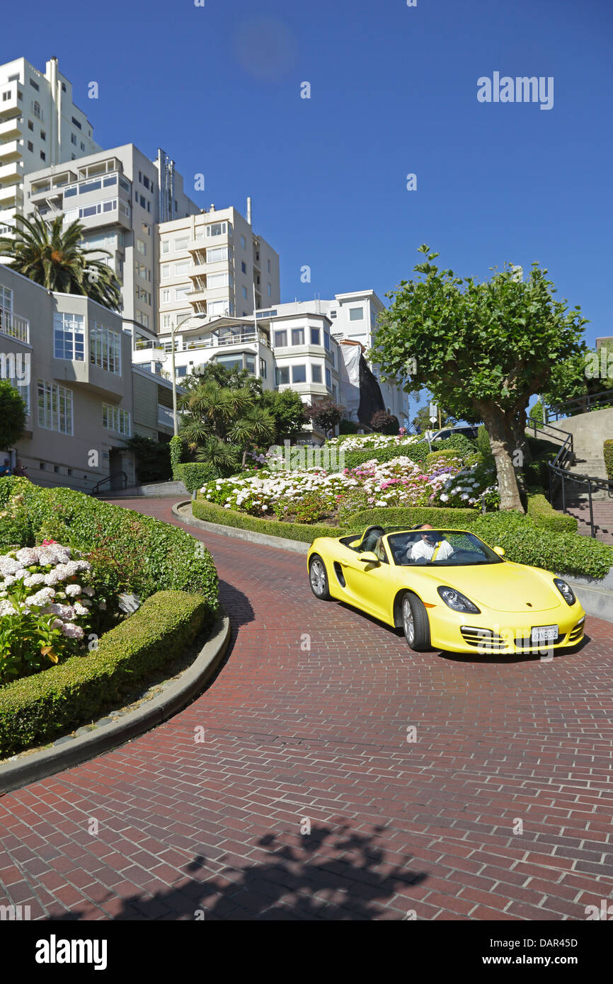 Paar in absteigender Lombard Street San Francisco Kalifornien Cabrio Stockfoto
