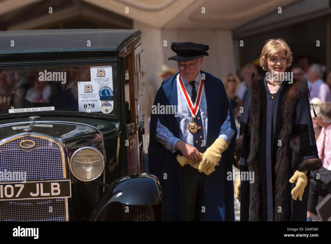 London, UK. 17. Juli 2013. Master Carman Neil Coles und Stadtrat Fiona Woolf posieren für Bilder bei der Worshipful Company of Carmen jährliche Cart Kennzeichnung Zeremonie in Guildhall, London. Bildnachweis: Paul Davey/Alamy Live-Nachrichten Stockfoto