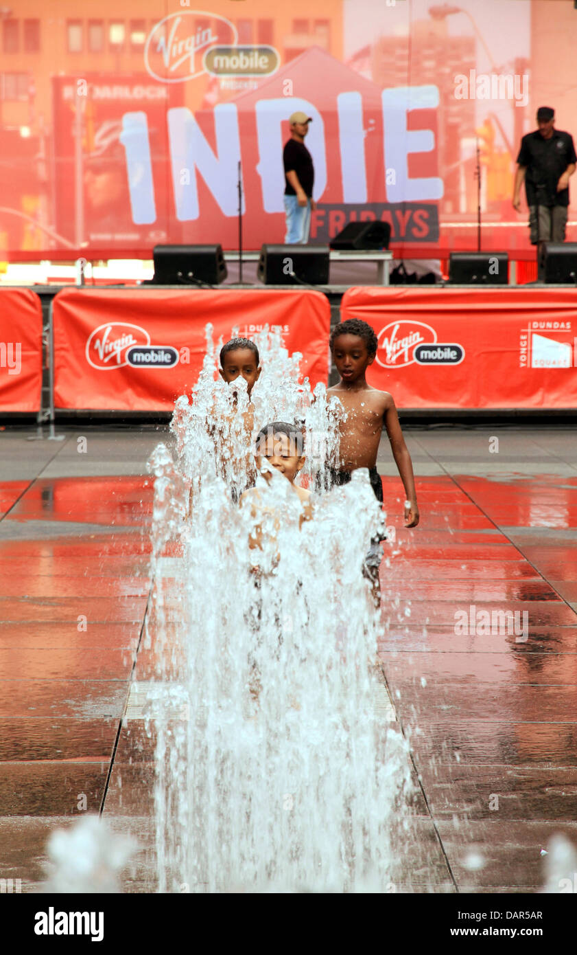 Kinder spielen mit Wasser in einem heißen Tag des Sommers am 12. Juli 2013 in Toronto, Kanada Stockfoto