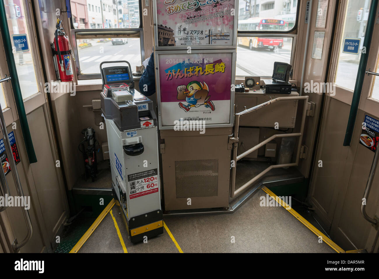 Fahrerhaus und Automaten in einer japanischen elektrische Straßenbahn Nagasaki elektrische Straßenbahn, Japan Stockfoto