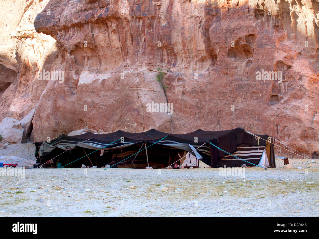 Beduinenzelt vor hoch aufragenden Klippen, Little Petra, Jordanien Stockfoto
