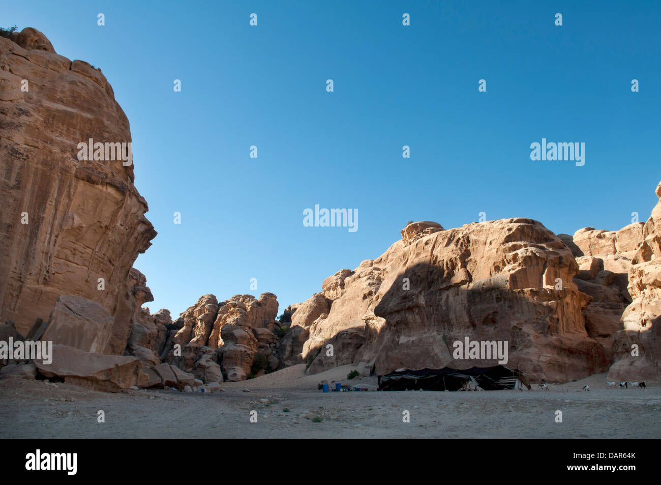 Beduinenzelt eingebettet zwischen Canyon-Felsformationen, Little Petra, Jordanien Stockfoto