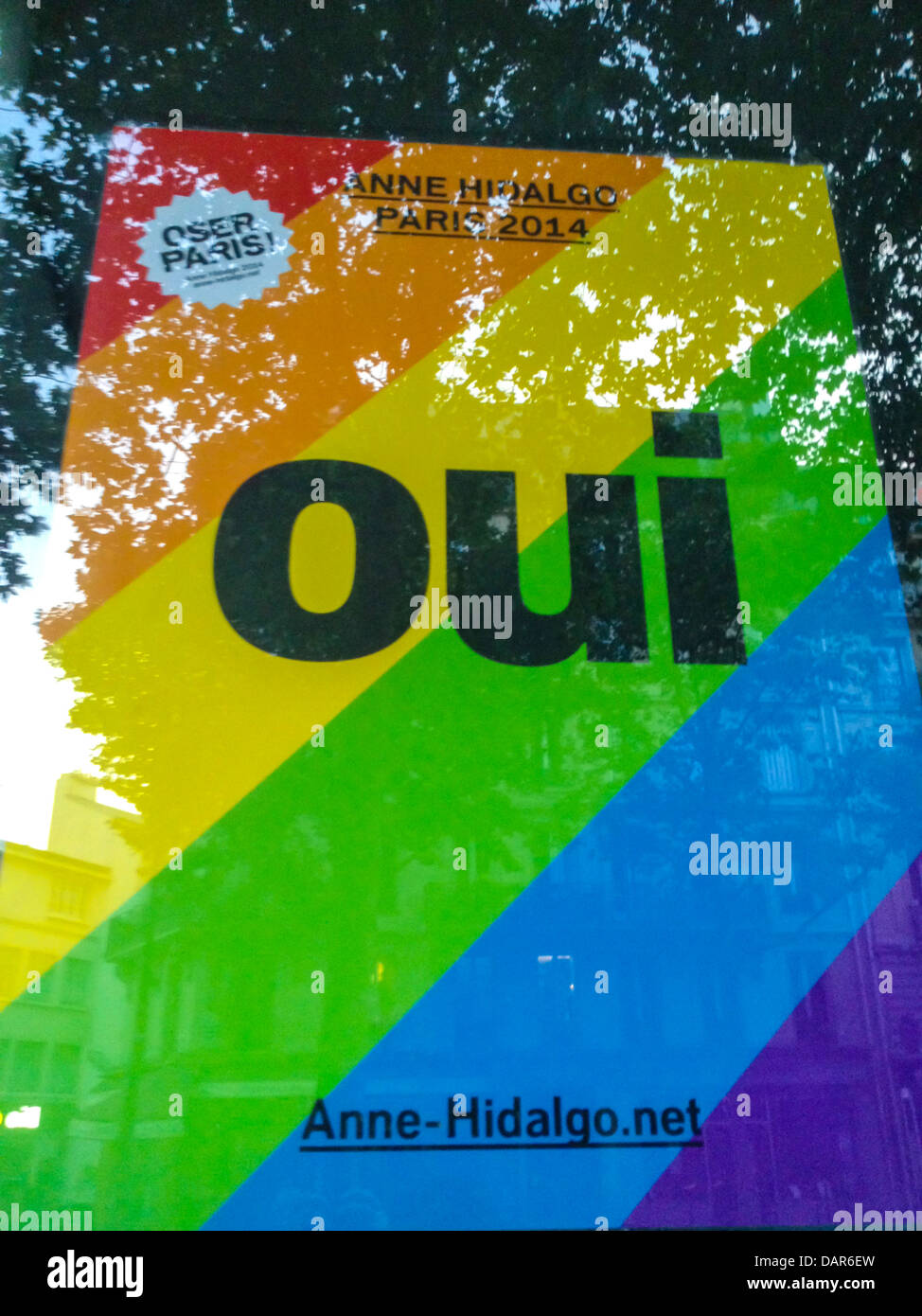 Paris, Frankreich, Detail, Poster, Fenster des französischen sozialistischen Parteikandidaten für die Bürgermeisterwahl, mit schwuler Regenbogenflagge, im Marais, Hidalgo Stockfoto