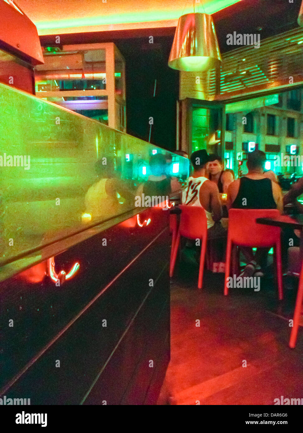 Paris, Frankreich, Group Men Drinking in French Gay Bar, The Open Cafe, in the Marais, iPhoneography Photo Night, marais Gay (jetzt geschlossen), lokale Bar im Inneren Stockfoto