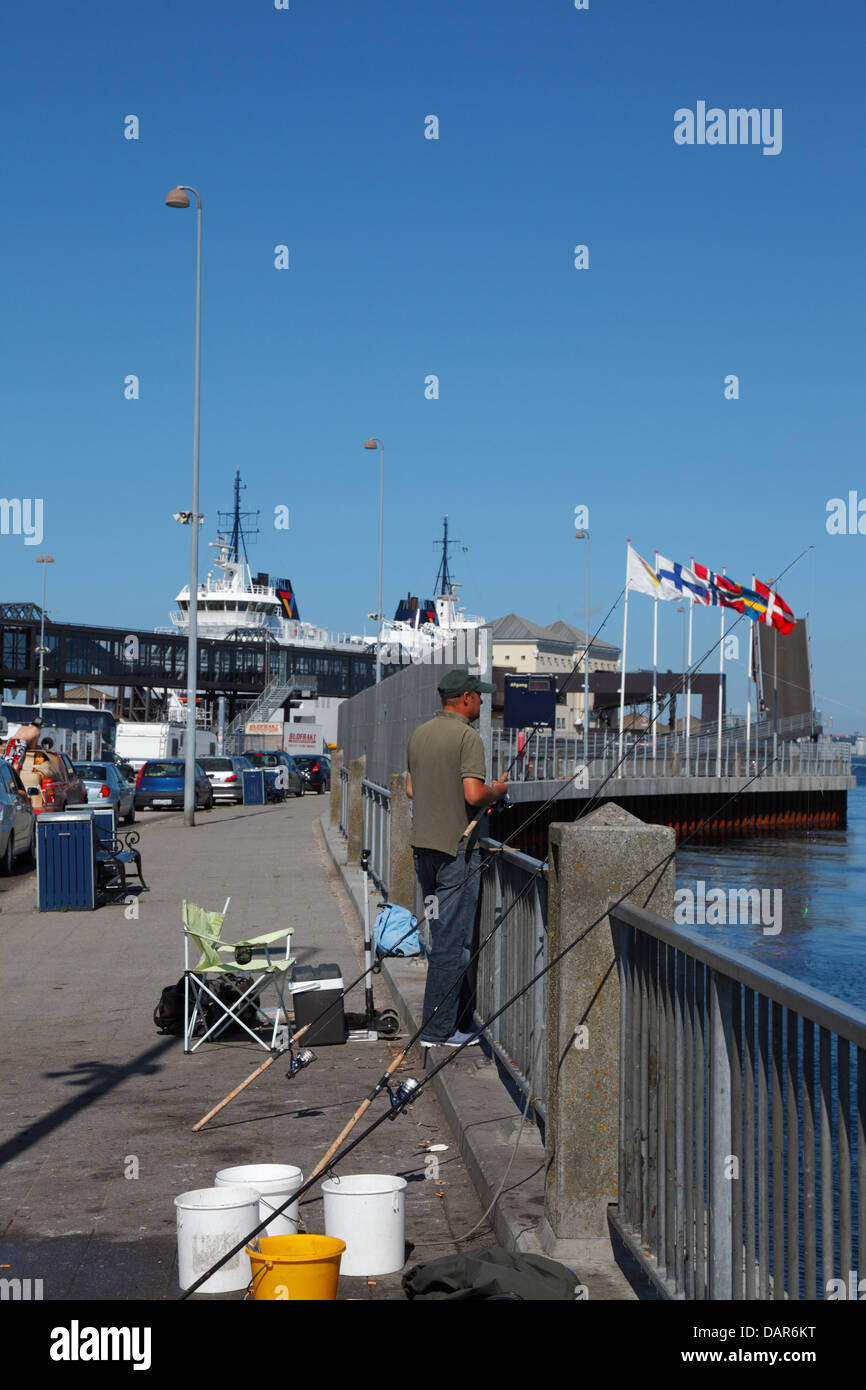 Der Pier an der Fähre Liegeplätzen in Helsingør, südlich von Schloss Kronborg ist eine beliebte und erfolgreiche Angeln für Angler Stockfoto