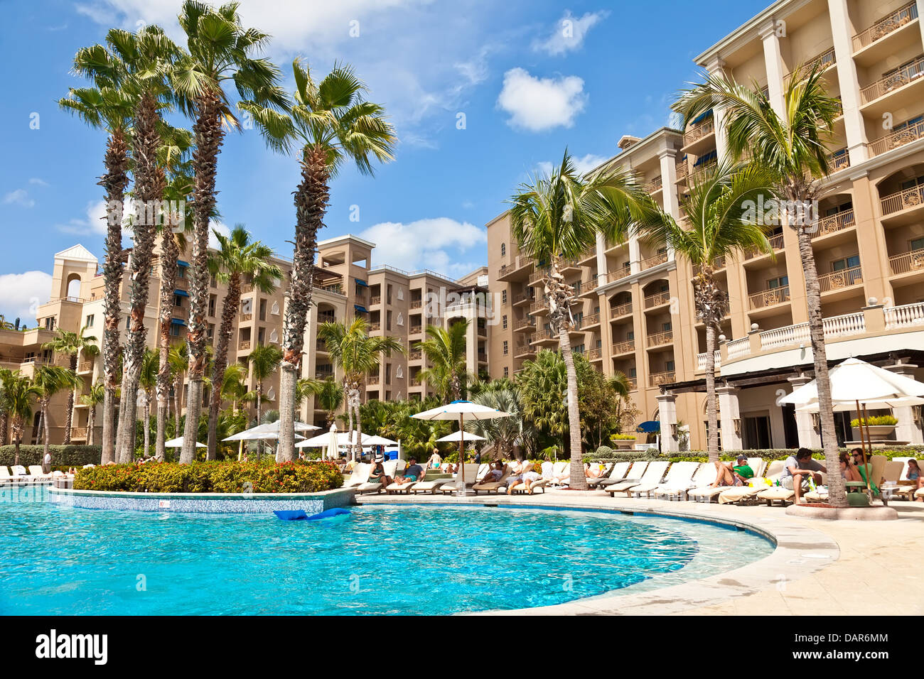Pool und Hotel in Cayman Islands Stockfoto