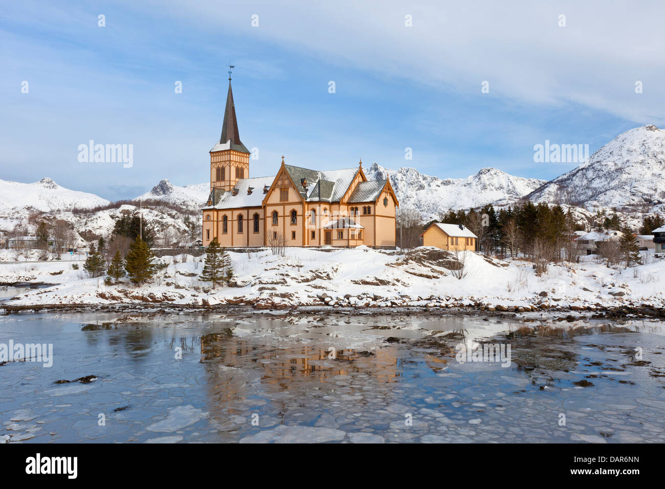 Kirche im Schnee im Winter des Dorfes Kabelvåg, Vågan, Austvågøya / fährfrei, Lofoten, Nordland Grafschaft, Norwegen, Scandinavia Stockfoto