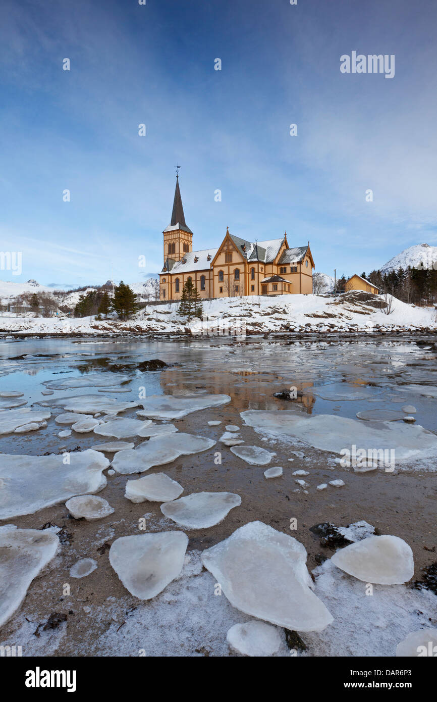 Kirche im Schnee im Winter des Dorfes Kabelvåg, Vågan, Austvågøya / fährfrei, Lofoten, Nordland Grafschaft, Norwegen, Scandinavia Stockfoto