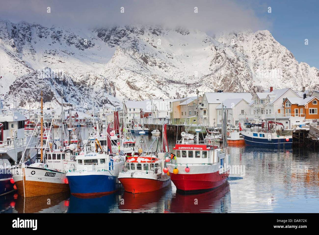 Fischerboote im Hafen von Henningsvær / Henningsvær im Schnee im Winter, Lofoten-Inseln, Nordland, Norwegen, Skandinavien Stockfoto