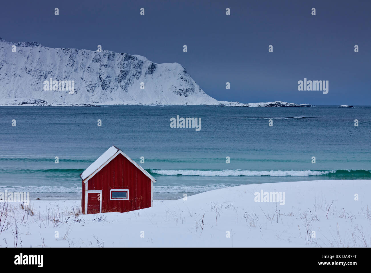 Rot isoliert Holz Rorbuer Kabine entlang der Küste in den Schnee im Winter, Lofoten-Inseln, Nordland, Norwegen, Skandinavien Stockfoto