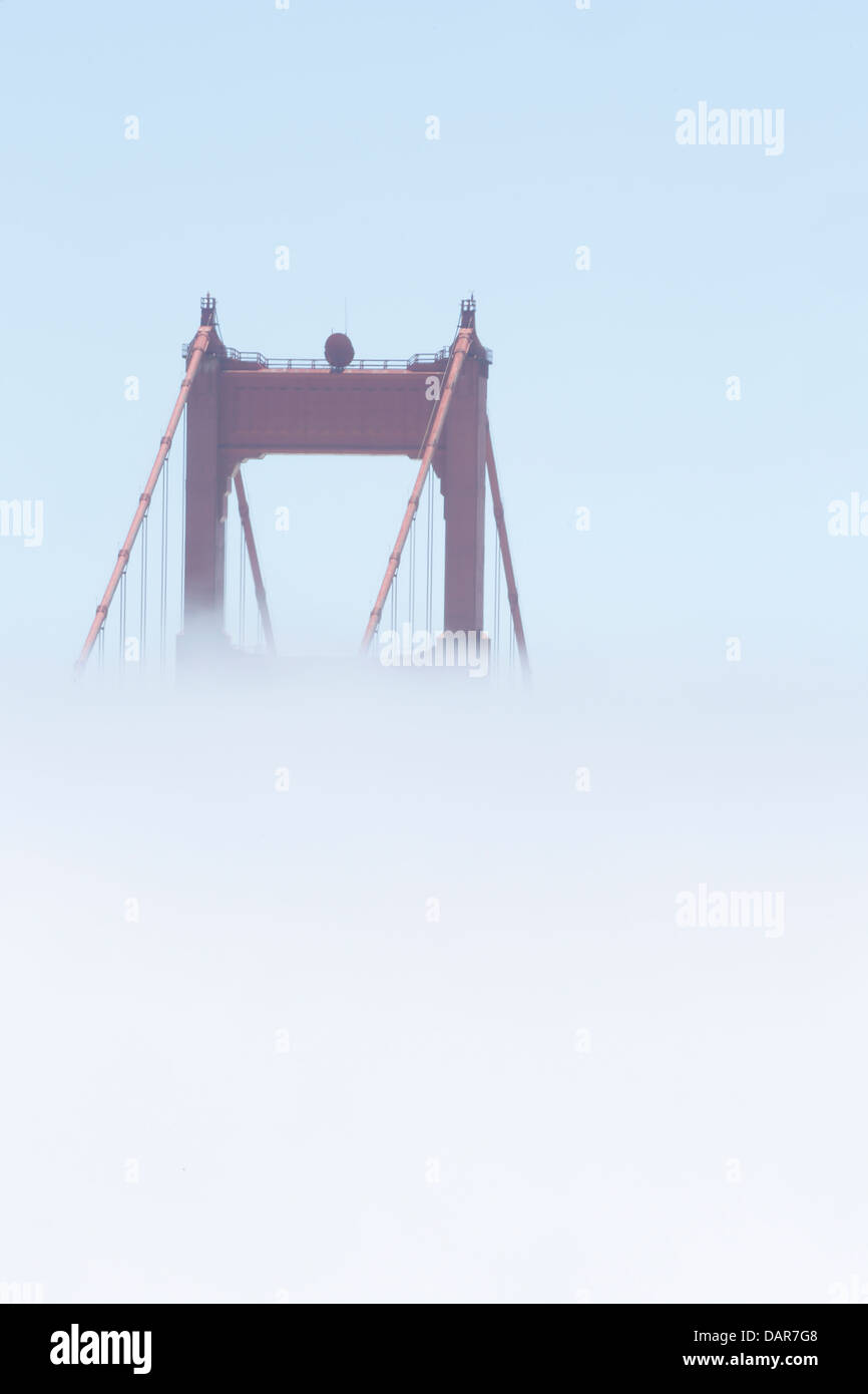 Nordturm der Golden Gate Bridge, San Francisco in Nebel getaucht. Stockfoto