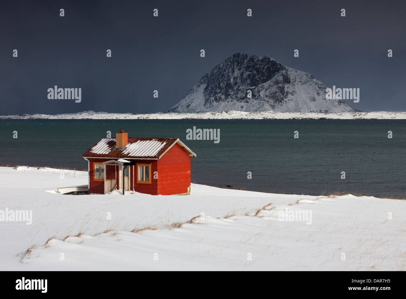 Rot isoliert Holz Rorbuer Kabine entlang der Küste in den Schnee im Winter, Lofoten-Inseln, Nordland, Norwegen, Skandinavien Stockfoto