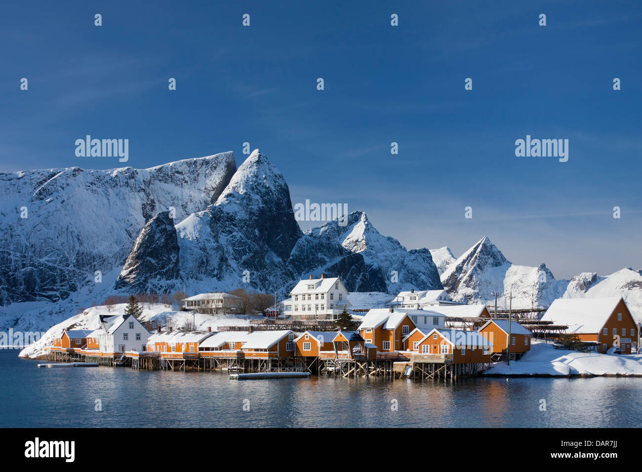 Rorbuer Kabinen im Fischerdorf Sakrisoy / Sakrisøy im Schnee in Winter, Lofoten, Nordland Grafschaft, Norwegen, Skandinavien Stockfoto