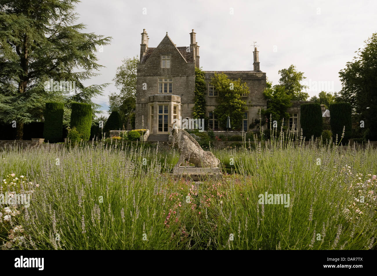 Außenfassade des Ampney Park, jakobinischen Herrenhaus durch Lavendelpflanzen gesehen Stockfoto
