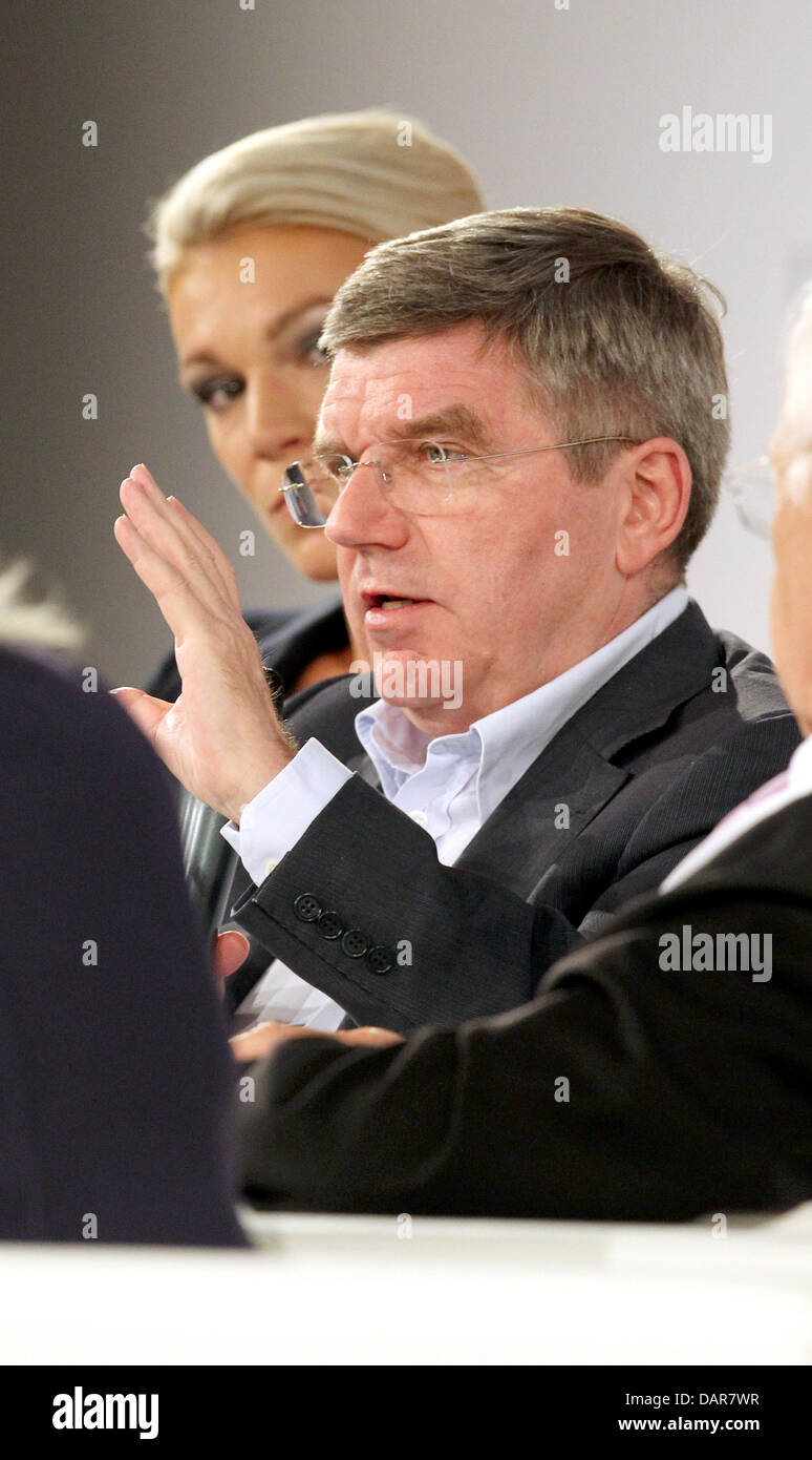 Thomas Bach, Vizepräsident des Internationalen Olympischen Komitees und Präsident des German Olympic Sports Confederation (R) und Ski Racer Maria Hoefl-Riesch sitzen an einer Podiumsdiskussion während der Forum "Camp Beckenbauer" in Going, Österreich, 17. Juli 2013. Das Forum befasst sich mit der Zukunft des Sports. Foto: KARL-JOSEF HILDENBRAND Stockfoto