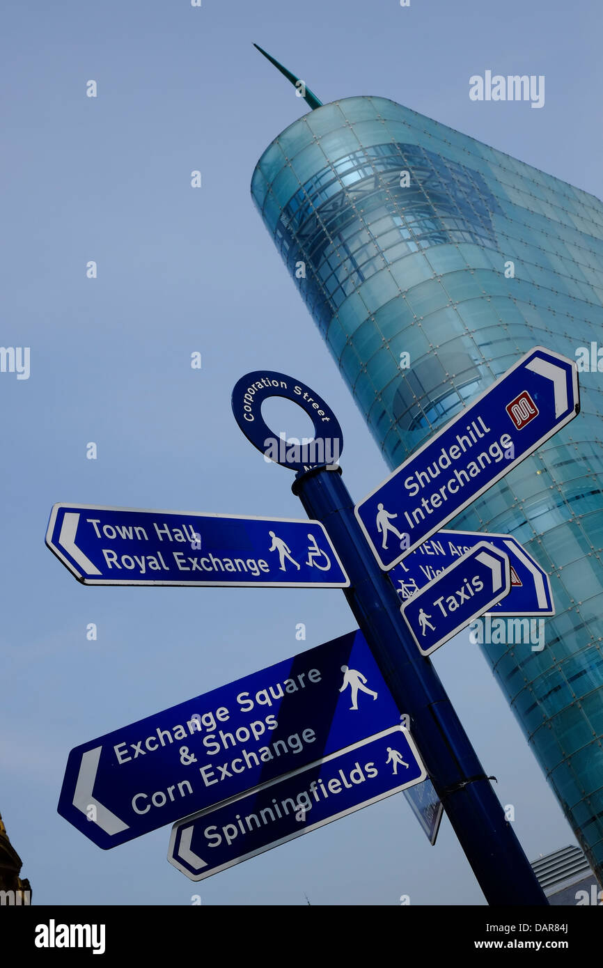 England, Manchester, Urbis Gebäude und Straße Richtung Zeichen Stockfoto