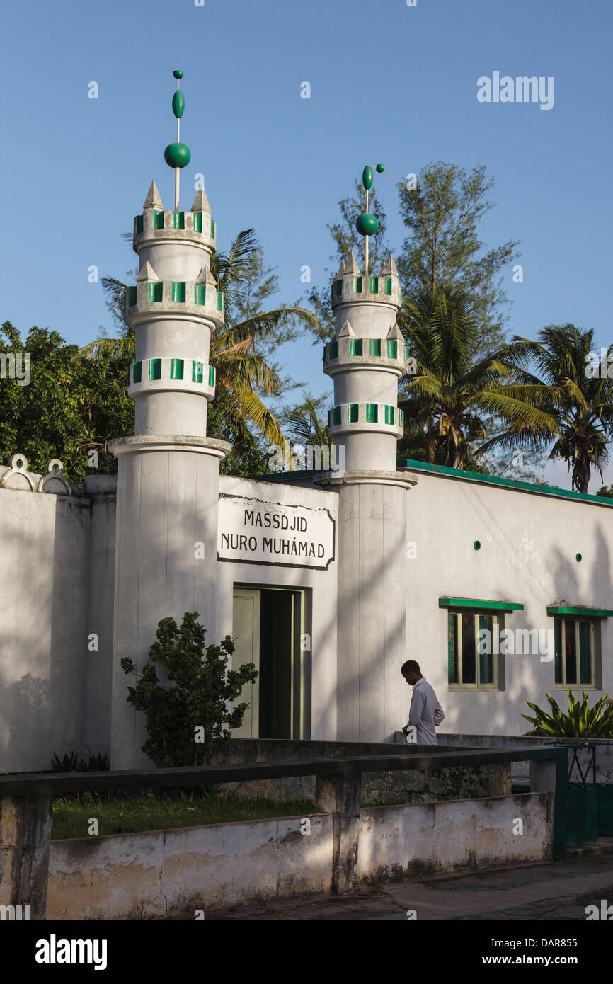 Afrika, Mosambik, Inhambane. Mann der alten Moschee betreten. Stockfoto