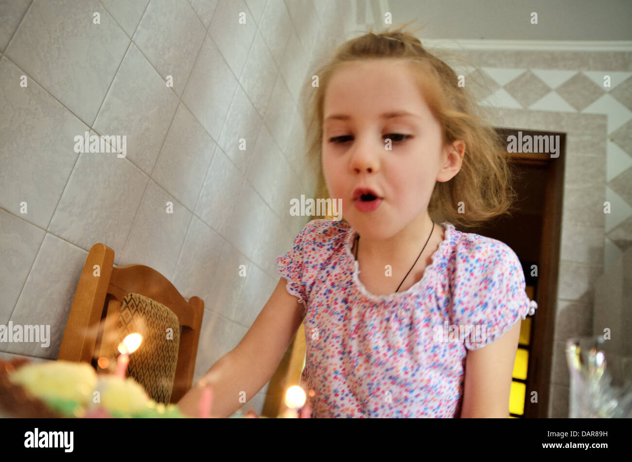 Ausblasen der Kerzen auf Geburtstagsparty, Ukraine Mädchen Stockfoto