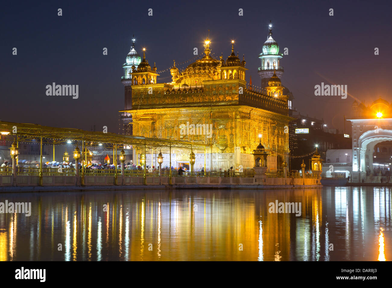 Amritsar Punjab, Indien. Golden Temple nachts beleuchtet Stockfoto