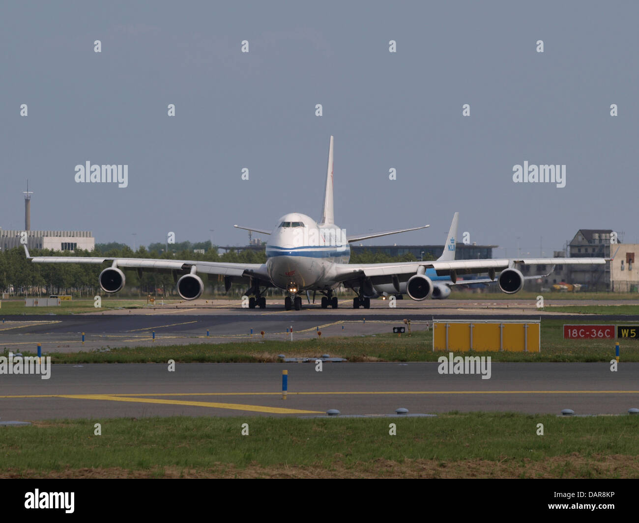 Die B-2476 ist eine Boeing 747-4FTF, eine Frachtvariante der Boeing 747, die von Air China Cargo betrieben wird. Dieses Flugzeug ist für die Beförderung großer Frachtmengen auf internationalen Langstreckenstrecken ausgelegt und bietet eine beträchtliche Kapazität und Effizienz für den weltweiten Schifffahrtsbedarf. Stockfoto