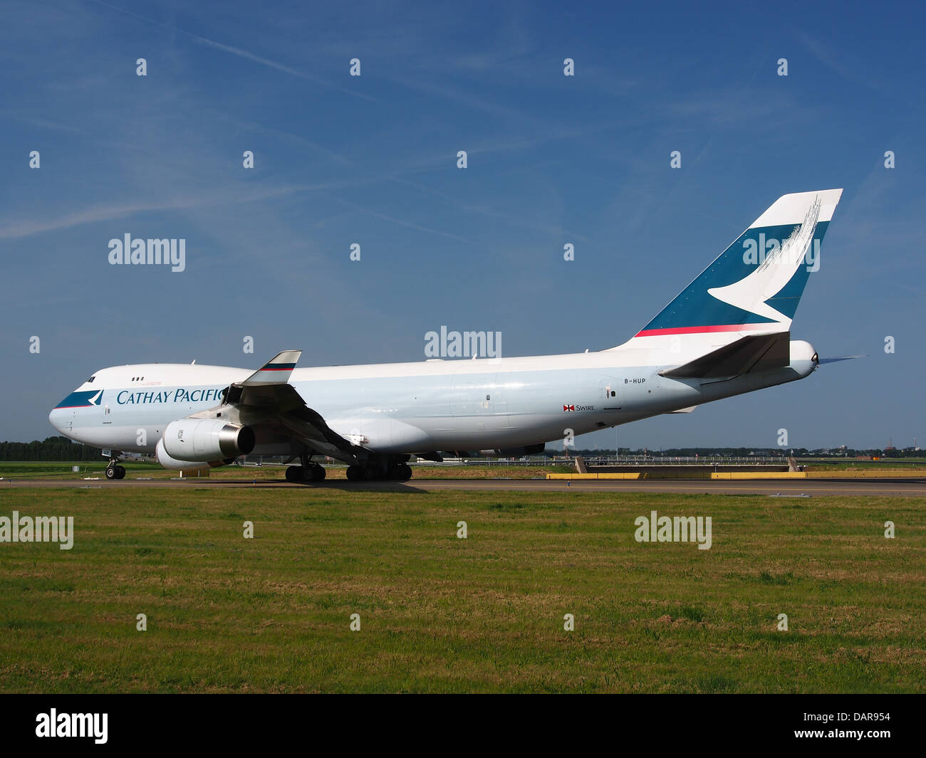 Die B-HUP ist eine Boeing 747-467F, eine Frachtvariante der berühmten Boeing 747, die von Cathay Pacific betrieben wird. Dieses Flugzeug wird für Langstreckenfrachttransporte eingesetzt und ist für den Transport großer und schwerer Lasten über große Entfernungen ausgelegt. Stockfoto