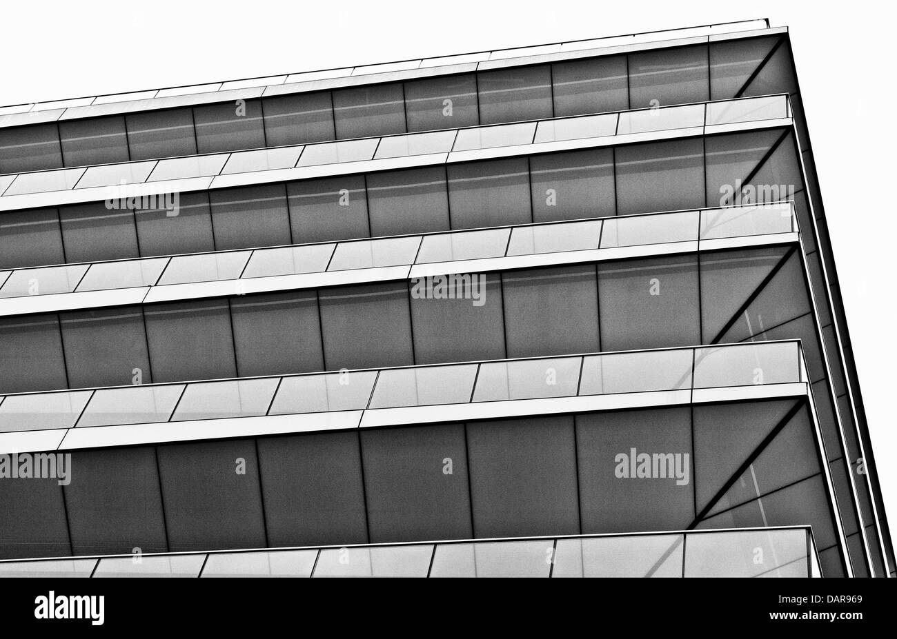 Schwarzweißansicht des atemberaubenden modernen Hauptsitz Gebäudeteil von der Royal Bank of Canada in der Nähe von London Bridge Stockfoto