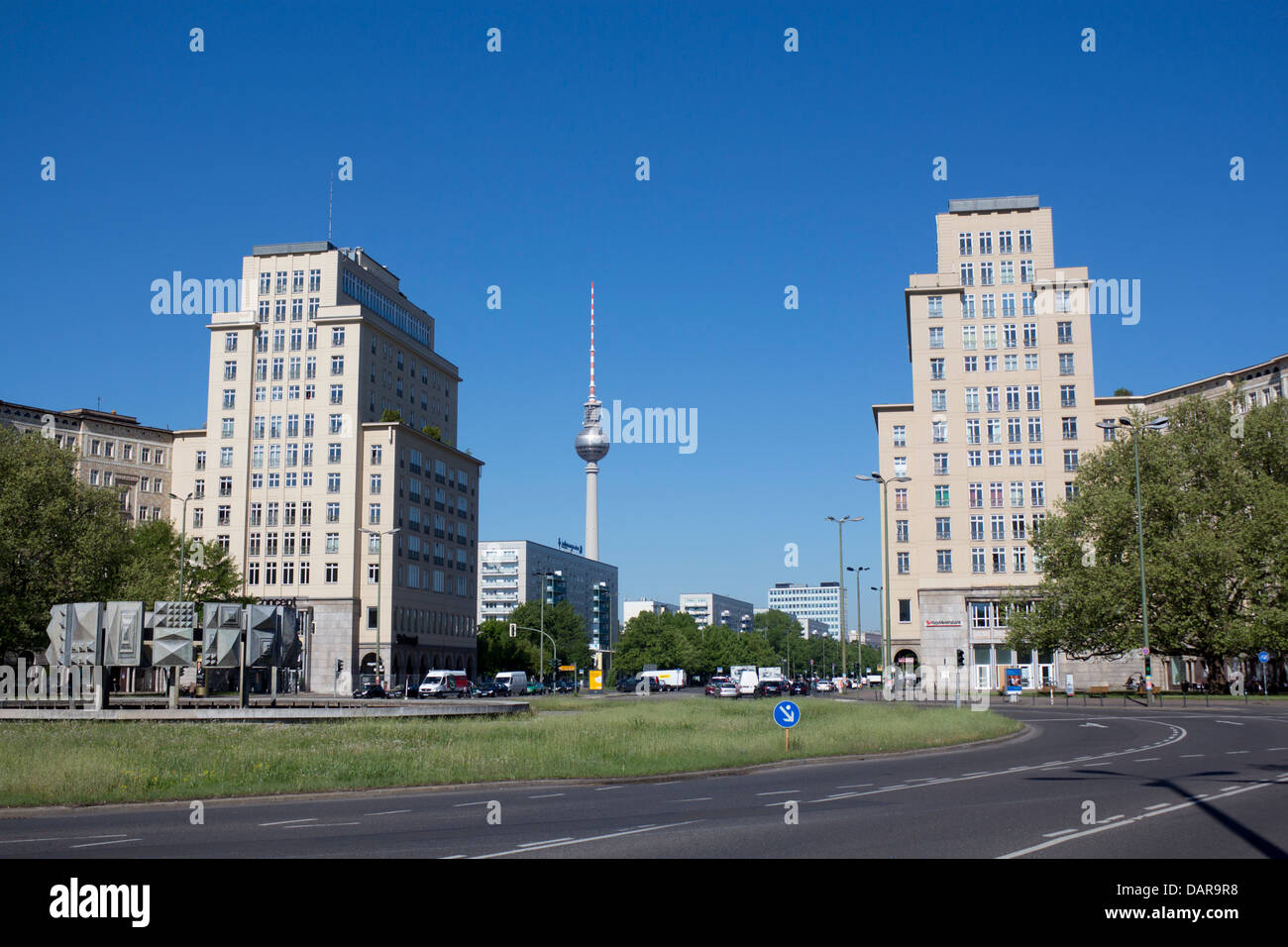 Fernsehturm Fernsehturm und sozialistisch realistischen Stil Gebäude am Strausberger Platz Berlin Deutschland Stockfoto