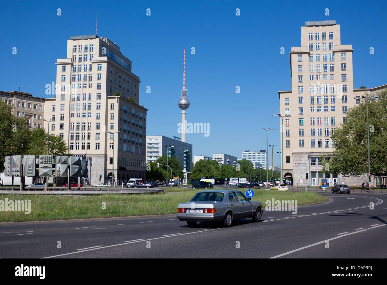 Fernsehturm Fernsehturm und sozialistisch realistischen Stil Gebäude am Strausberger Platz Berlin Deutschland Stockfoto