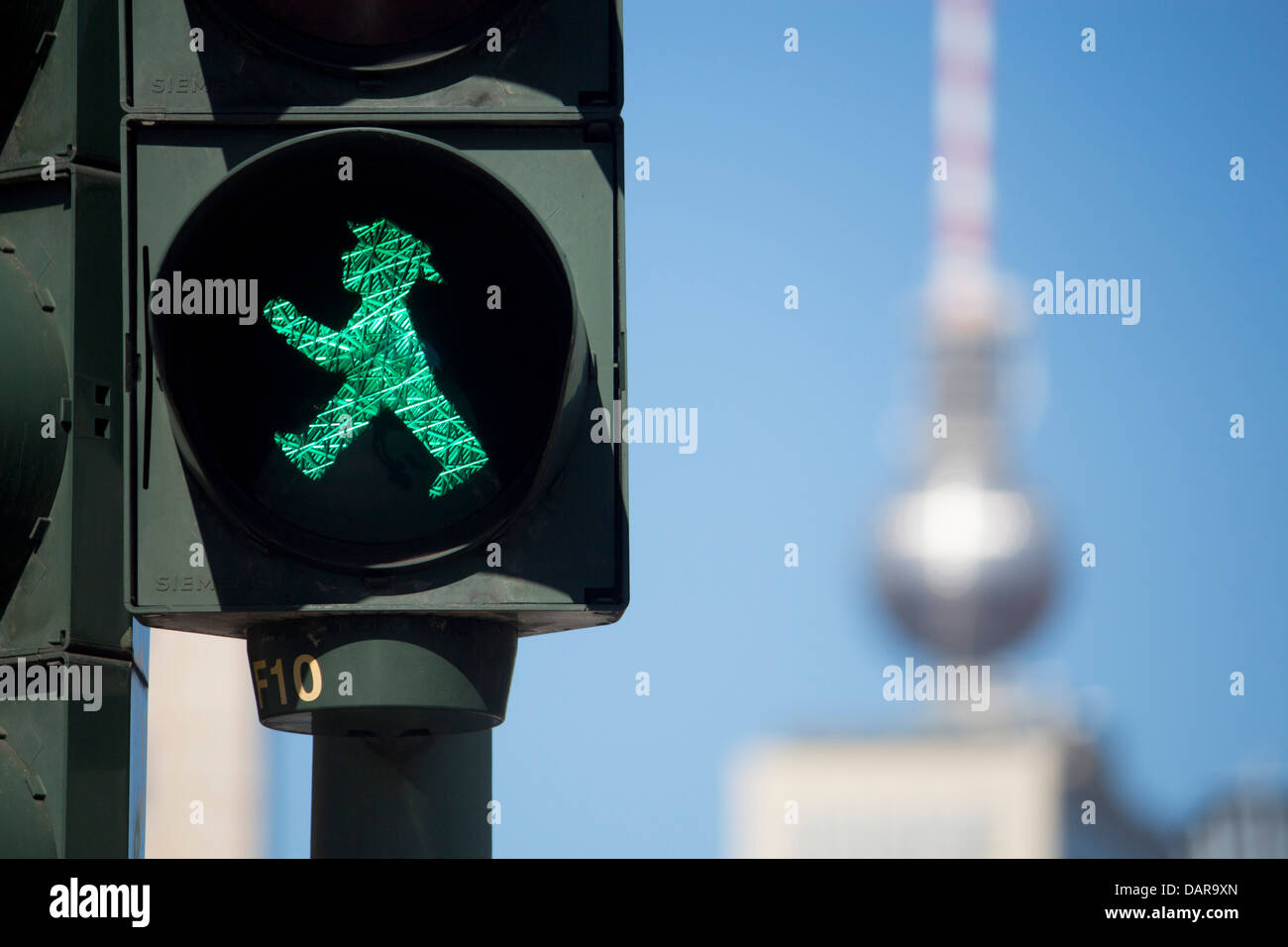 DDR-Ära Fußgänger Signal kleine grüne Ampelmännchen mit Fernsehturm Fernsehturm in Ferne Berlin Deutschland Stockfoto