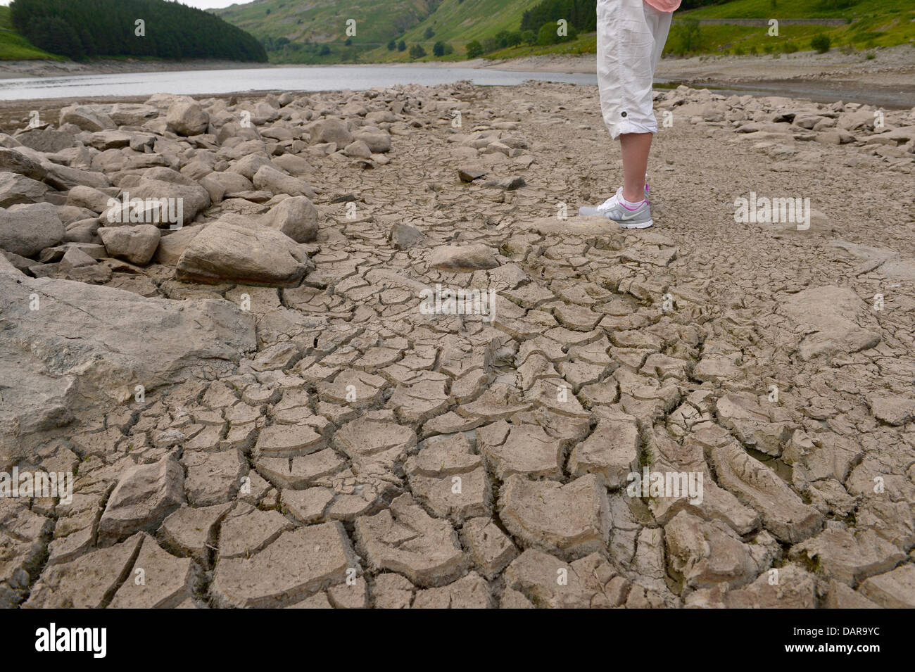 Haweswater Stausee, Lake District, Cumbria, UK. 17. Juli 2013. Wetter, trockene rissige Erde. Sinkende Wasserstände beginnt, das versunkene Dorf Mardale unter Haweswater Reservoir im Lake District, Cumbria zu offenbaren. Das Dorf wurde im Jahr 1935, das Reservoir zu schaffen versenkt. Die weitere heiße und trockenes Wetter führt zu Wasserstände fallen, so dass die Steinwände des Tals sichtbar wieder. United Utilities Reservoir Wasserversorgung bis Manchester und North West England: 17 Juli 2013 Credit: STUART WALKER/Alamy Live News Stockfoto