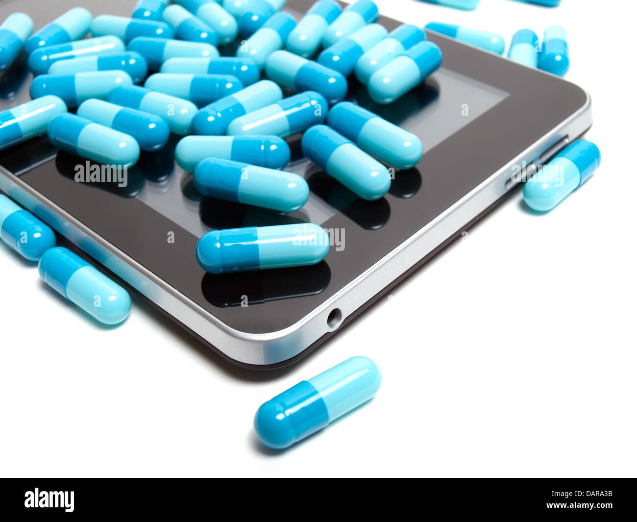 Viele blaue Pillen auf einem Tablettgerät. Stockfoto