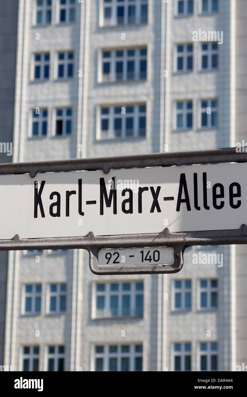 Karl Marx Allee Schild mit markanten sozialistisch realistischen Gebäuden hinter Friedrichshain Berlin Deutschland Stockfoto