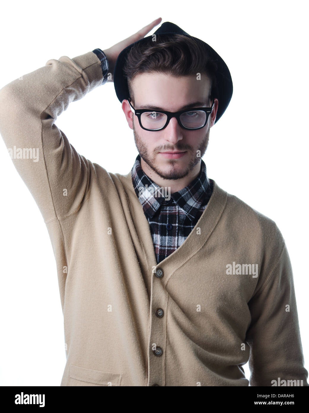 Schön und stilvoll junger Mann mit schwarzen Filzhut und Gläser, isoliert auf weiss Stockfoto