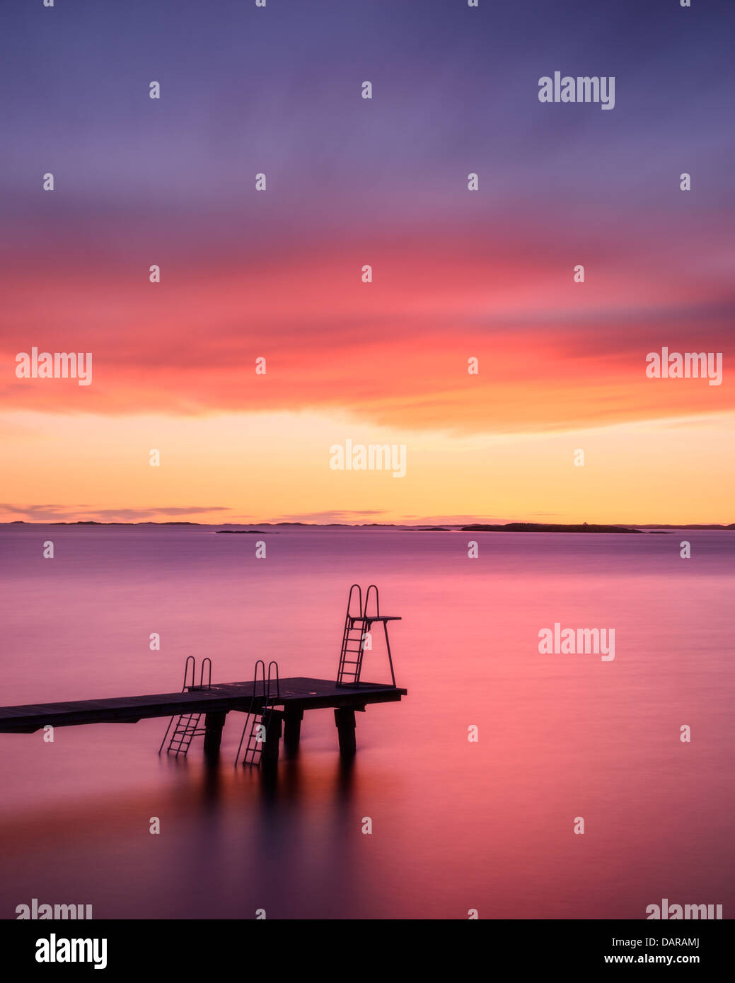 Steg und Seelandschaft bei Sonnenuntergang, Göteborg, Schweden Stockfoto