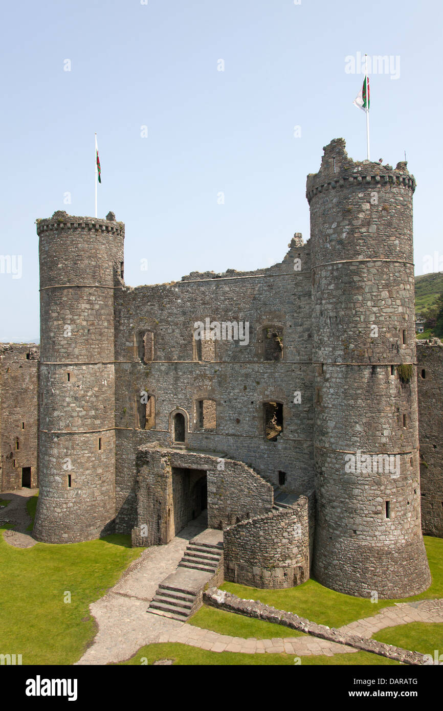 Stadt von Harlech, Wales.  Malerische Aussicht von Harlech Castle Torhaus und inneren Ward. Stockfoto