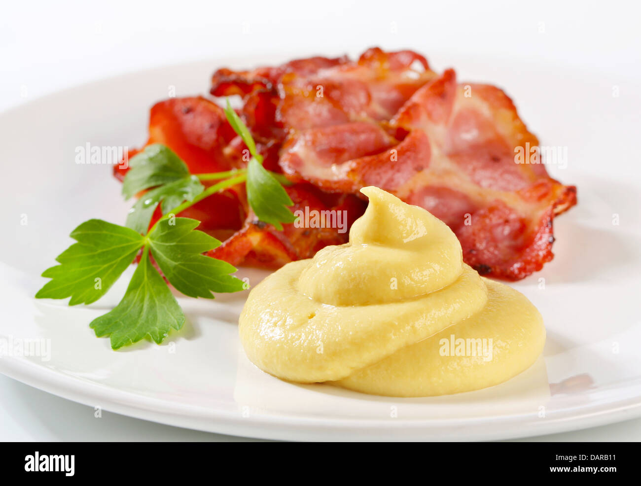 Pfanne gebratenen Speckscheiben und Senfsauce Stockfoto