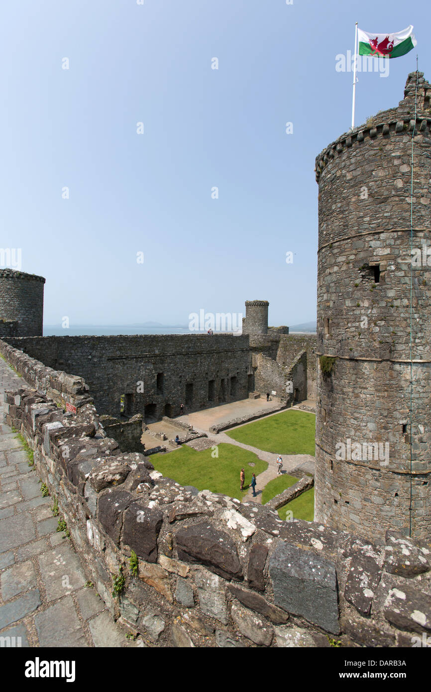 Stadt von Harlech, Wales.  Malerische Aussicht von Harlech Castle Burghof mit dem Nord-West-Turm im Hintergrund. Stockfoto