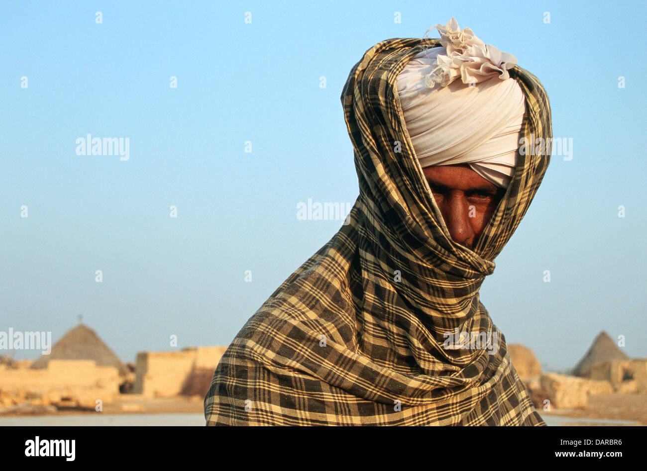 Muslimischer Mann traditionell gekleidet, schützen sich gegen die Kälte im Winter. Er gehört zu der Sindhi Gemeinschaft (Indien) Stockfoto