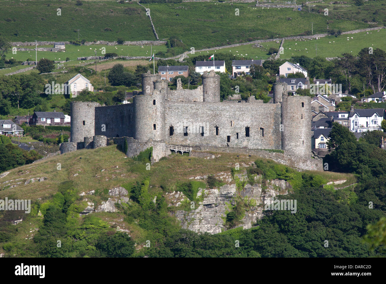 Stadt von Harlech, Wales.  Malerische Aussicht auf die nördlichen und westlichen Wände des Harlech Castle. Stockfoto