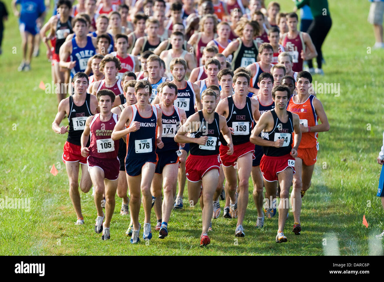 Emil Heineking (176), Jan Foerster (174) und Ryan Foster (175) sind an der Vorderseite der Packung nach die erste Meile während der Atlantic Coast Conference Crosslauf waren im Panorama-Betriebe in der Nähe von Charlottesville, VA am 27. Oktober 2007 statt. Stockfoto
