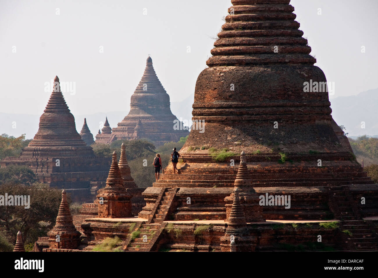 Touristen erkunden buddhistischen Pagoden in Bagan Ebenen klettern. Stockfoto