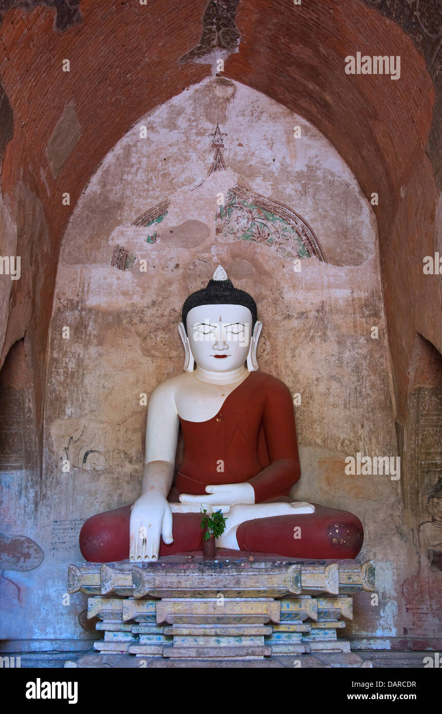 Buddha-Statue in der Nische des Sulamani Tempel von Bagan. Stockfoto