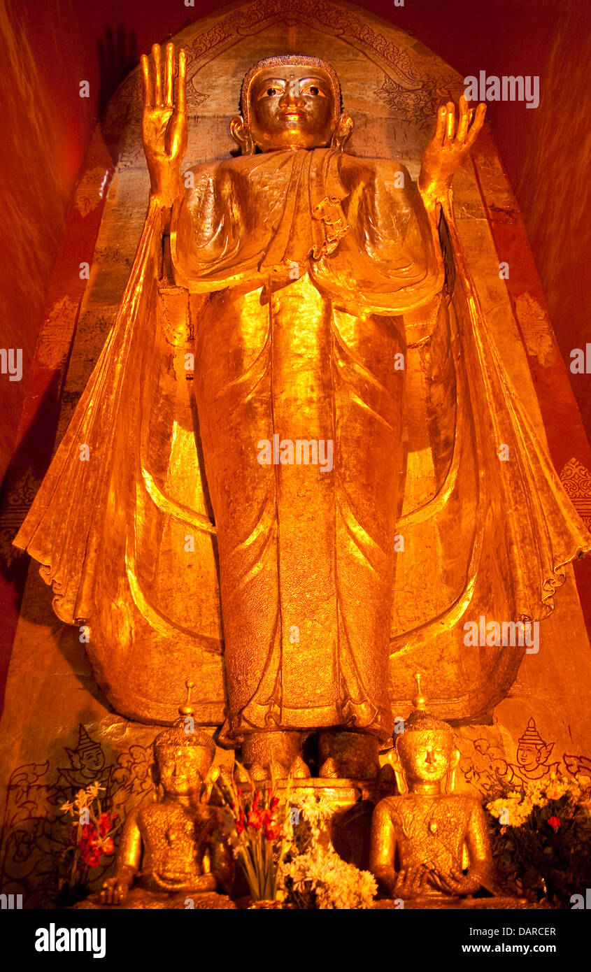 Gautama Buddha (aka Sakyamuni), der Westen im Ananda-Tempel in Bagan. Stockfoto
