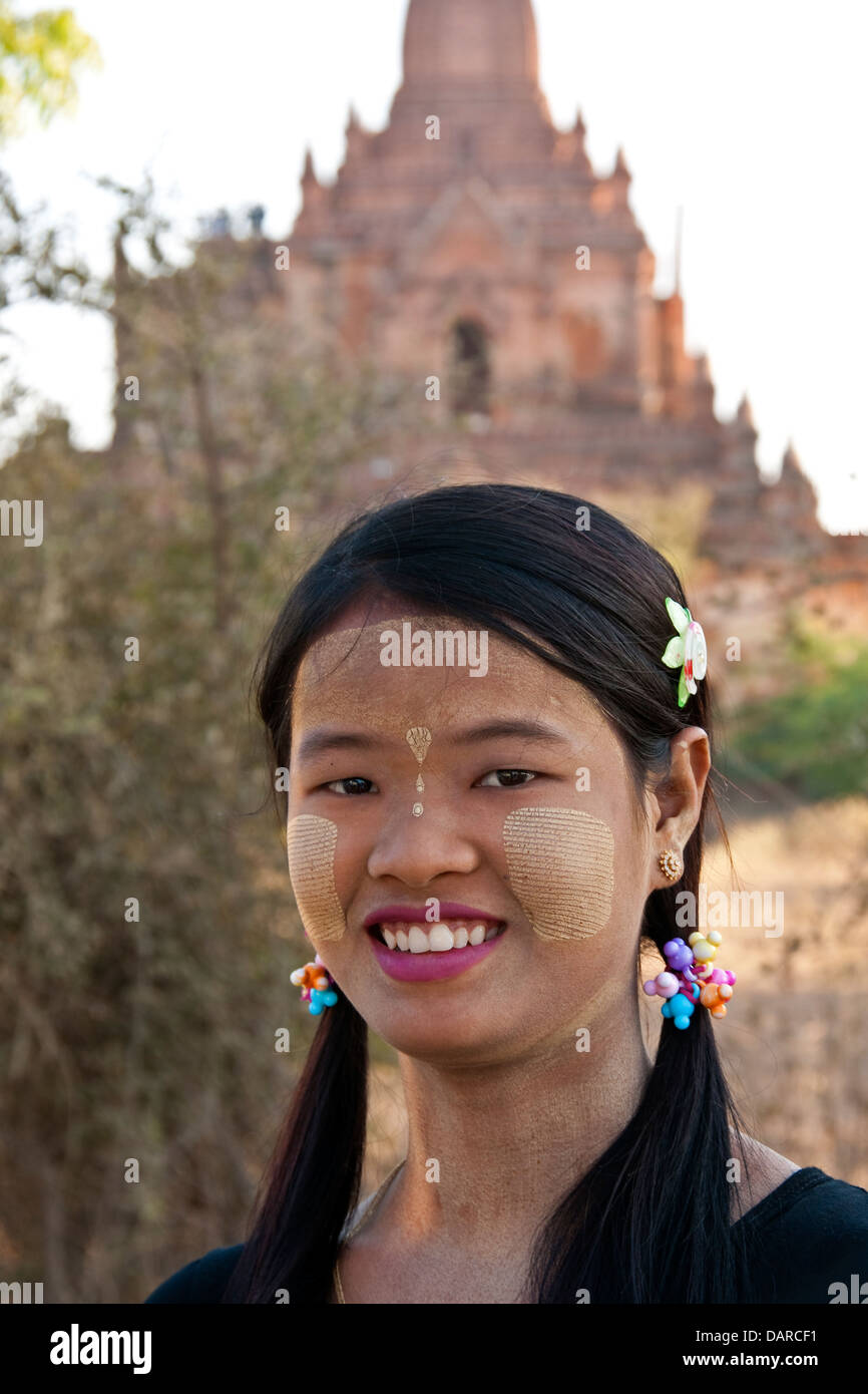 Junge Frau mit Thanaka-Rinde Make-up mit Bagan buddhistischer Tempel im Hintergrund. Stockfoto