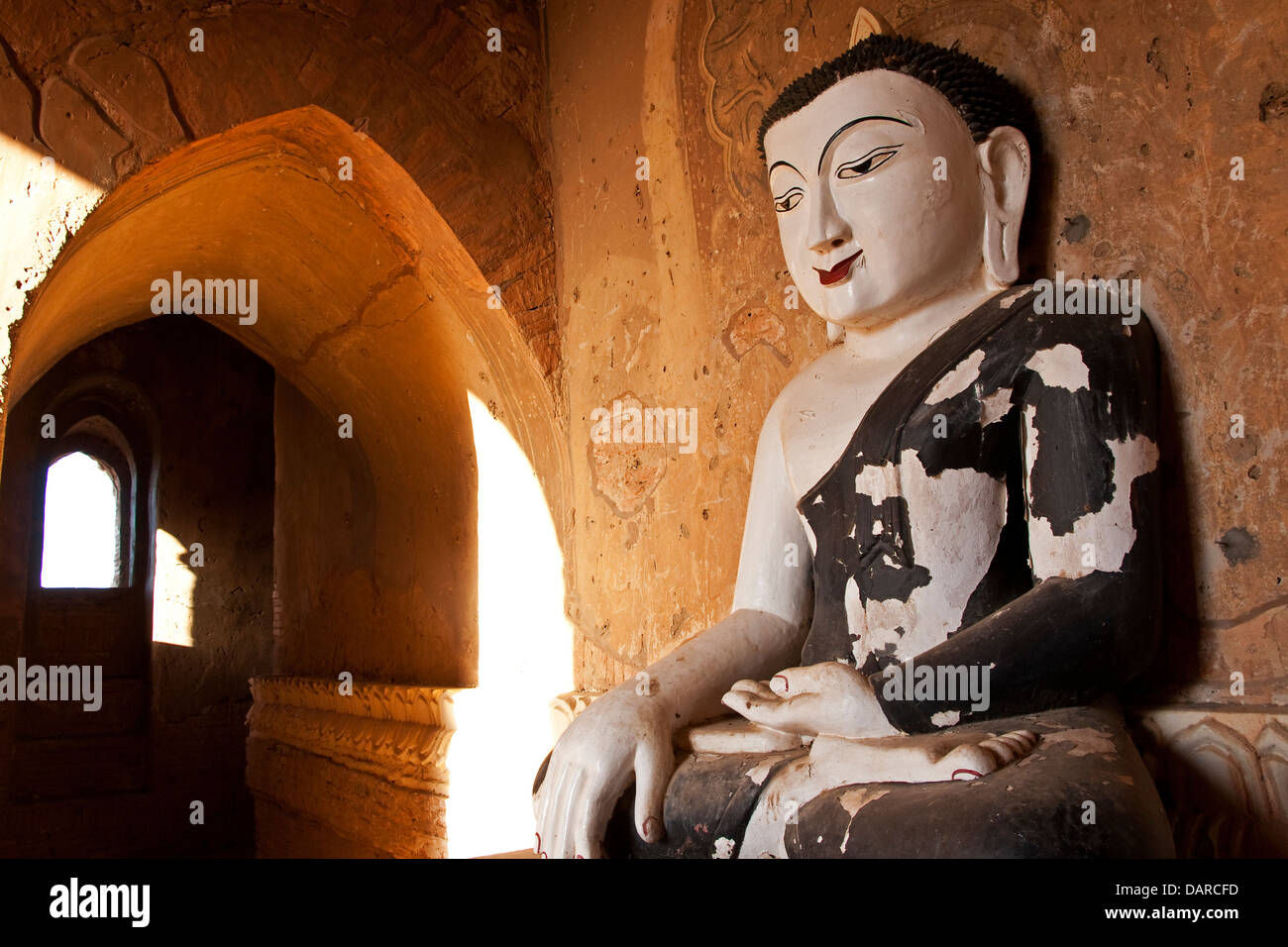 Unrestaurierten Buddha in Nische einer Bagan-Tempel. Stockfoto