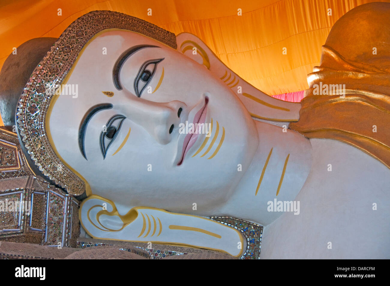 Verstellbare Gaudama Buddha Eingabe Nirvanna Shwethalyaung Tempel in Bago, Myanmar. Stockfoto