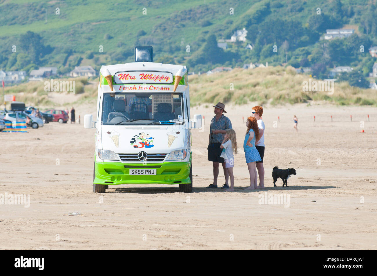 Dovey Mündung/Borth, Ceredigion, Wales, UK. 17. Juli 2013. Eine Familie kaufen Eis. Eine Ausdehnung der harten flachen Sand - die bietet einen großen Parkplatz für Autos £ 1 pro Auto pro Tag - in der Mündung des Dovey (Dyfi auf Walisisch), ist Teil eines großen Gebietes der Küstengewässer von der Landschaft Rat für Wales verfochten und zusammen mit den umliegenden Dünen bietet eine herrliche Gegend für Menschen zu entkommen, die Hitzewelle, die Großbritannien seit fast zwei Wochen glühend gewesen hat. Einladende kühle Meeresbrise bläst von der irischen See. Bildnachweis: Graham M. Lawrence/Alamy Live-Nachrichten. Stockfoto