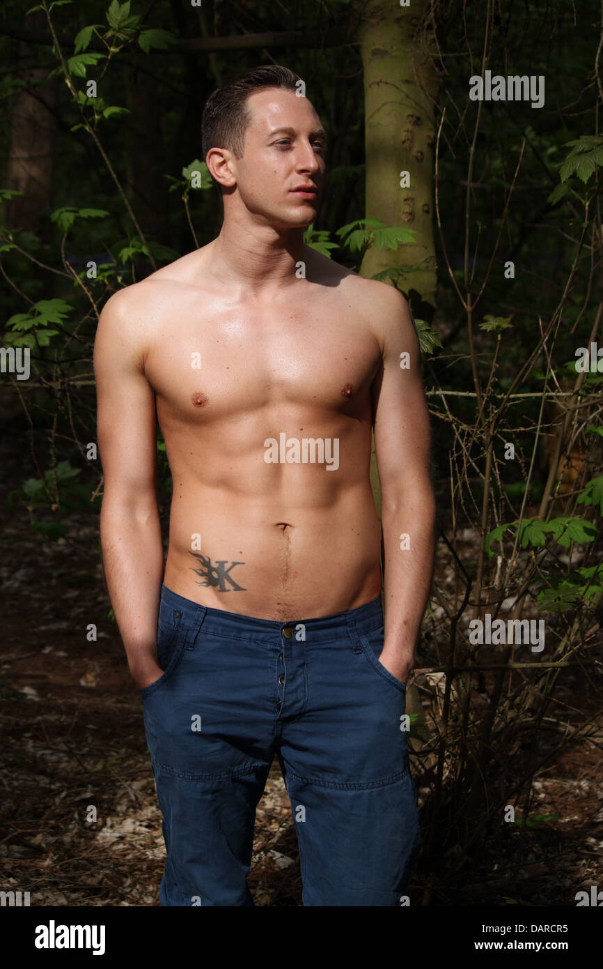 Topless Männermodel im Wald. Stockfoto
