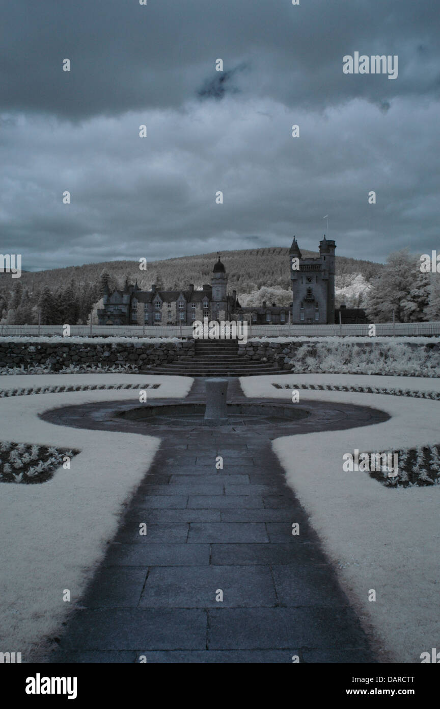 Vertikale Infrarotbild von Balmoral Castle, Schottland mit umfangreichen Garten vorne Stockfoto