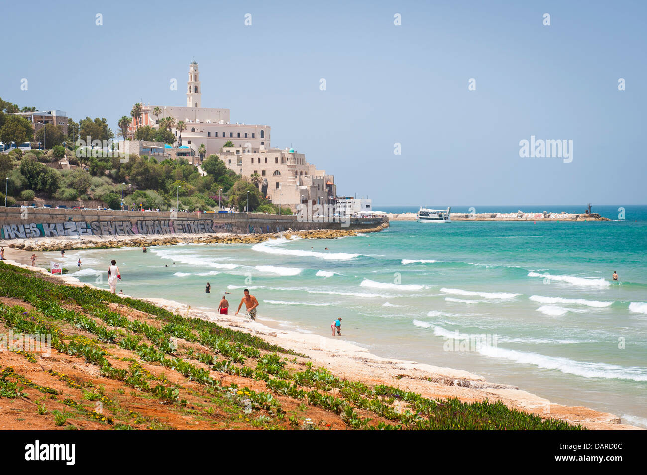 Israel Blick auf die alte Stadt Jaffa Jaffa Hafen skyline Meereswellen Leistungsschalter Surf Wall Bay Beach Sand aus Tel Aviv Stockfoto